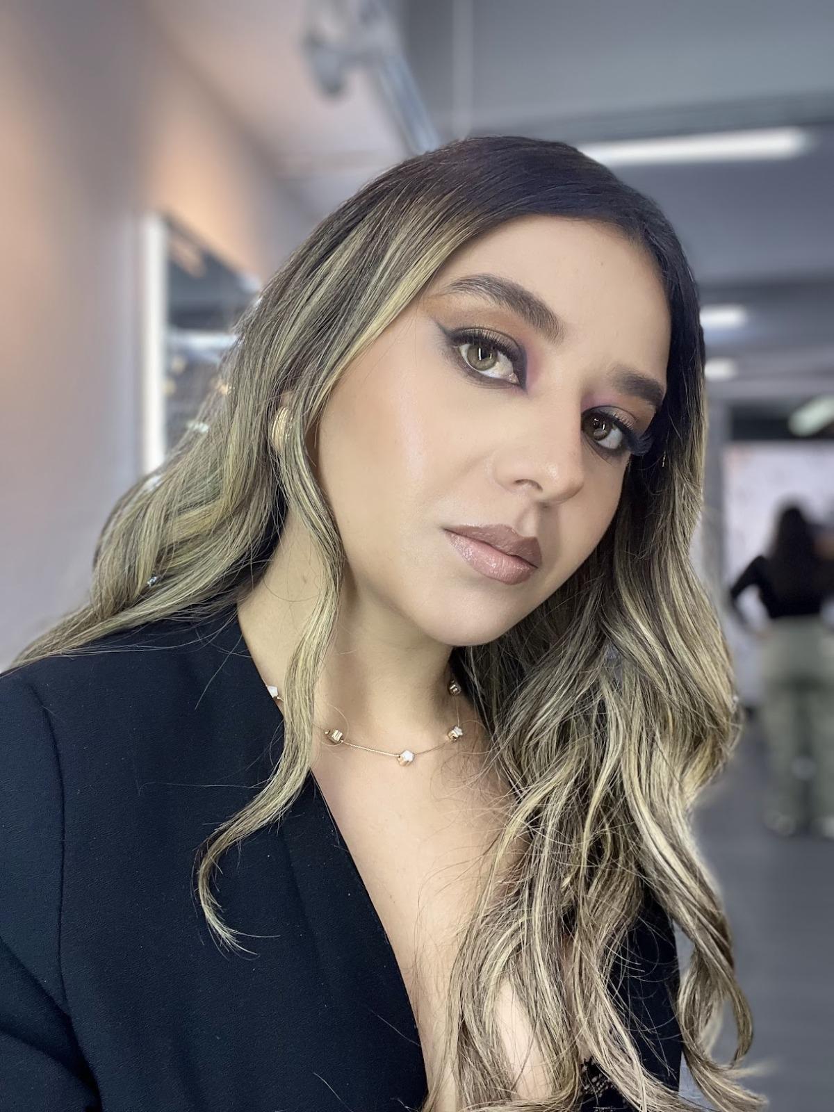 Retrato de Belanz trabajando con una clienta